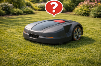 Mähroboter steht plötzlich auf dem Rasen