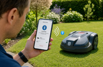 Mähroboter mit Smartphone bei Bluetooth-Kopplung im Garten